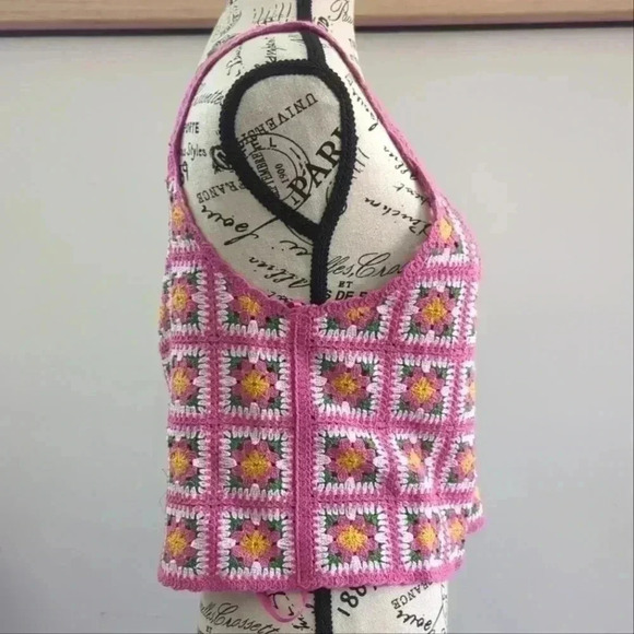 VERY J | Women's Pink/White /Green Floral Crochet Knit Sweater Cropped Top - Picture 3 of 4